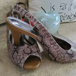 Snakeskin peep toe slingback heel 👠